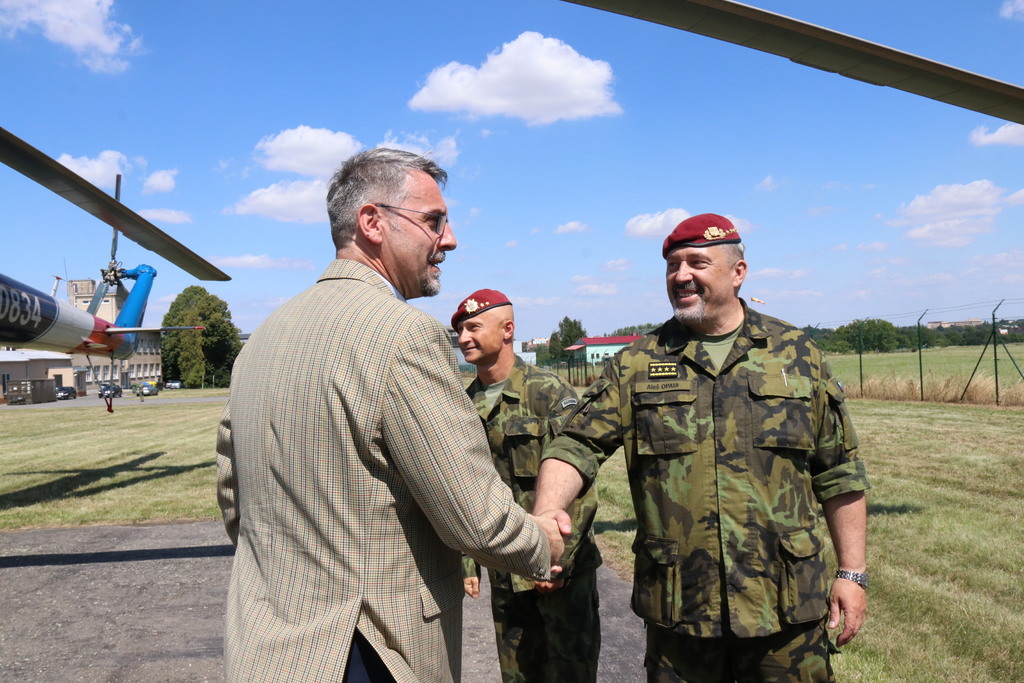 U výsadkářů přivítal ministra obrany i náčelník GŠ AČR armádní generál Aleš Opata