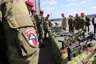 Ministr obrany Lubomír Metnar si prohlédl výstroj a výzbroj chrudimských výsadkářů