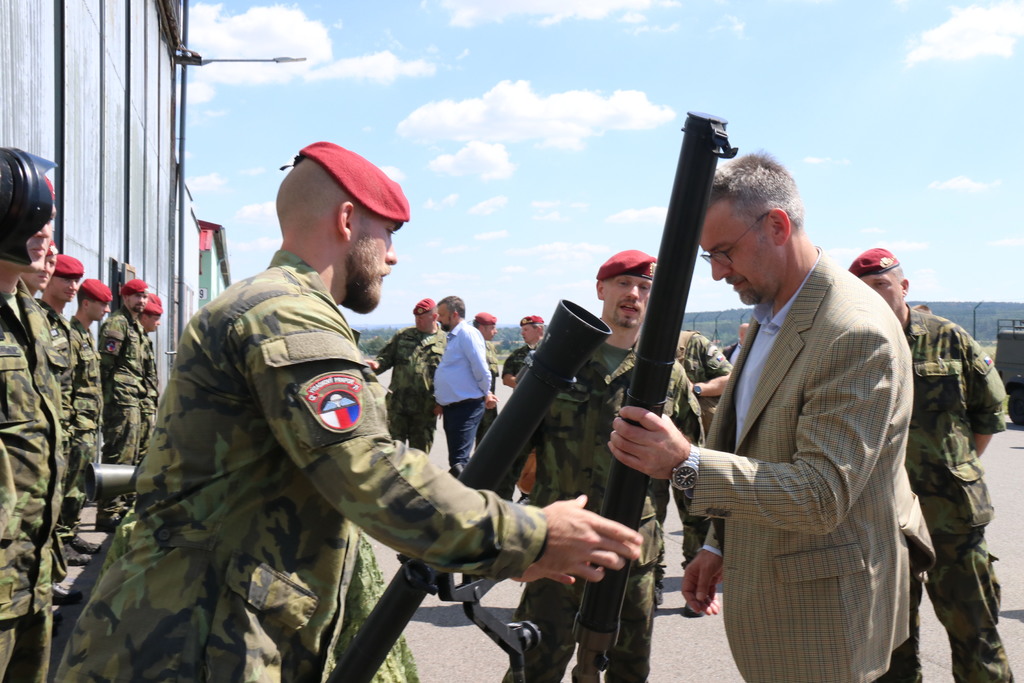 Ministr obrany Lubomír Metnar si prohlédl výstroj a výzbroj chrudimských výsadkářů
