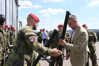 Ministr obrany Lubomír Metnar si prohlédl výstroj a výzbroj chrudimských výsadkářů