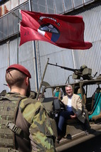 Ministr obrany si také vyzkoušel výsadkářskou techniku