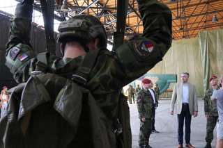 Dynamická ukázka z výcviku výsadkářů