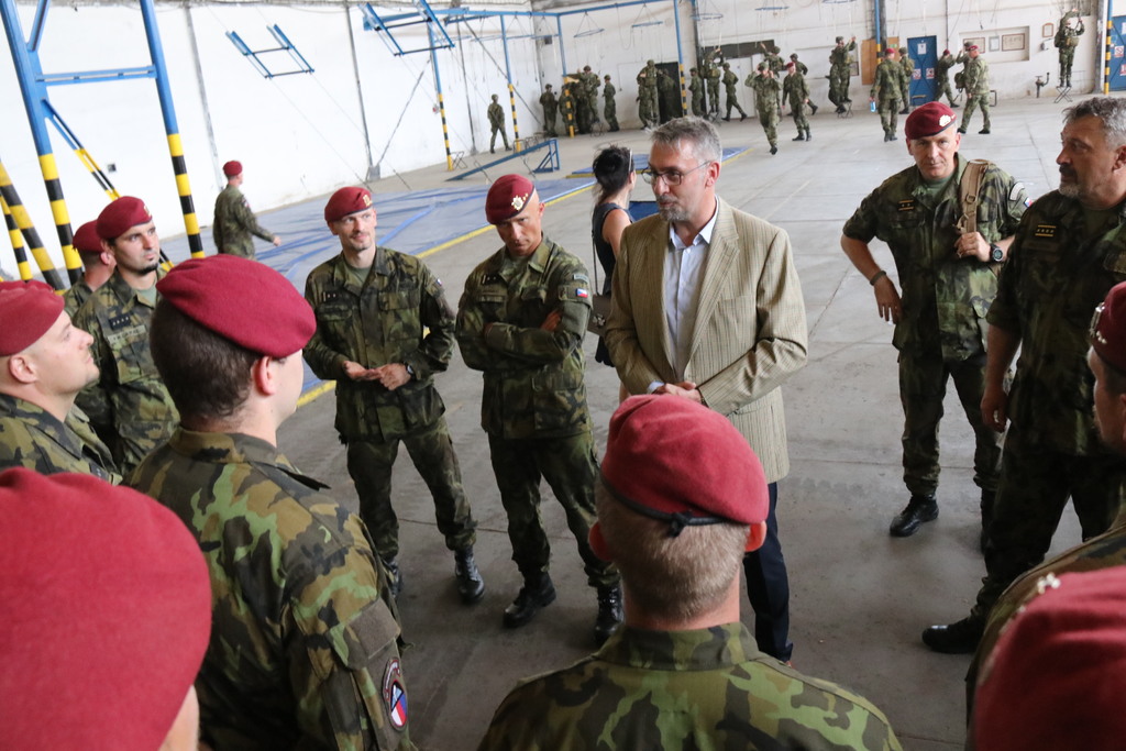 Neformální debata ministra obrany s příslušníky 43. vpr