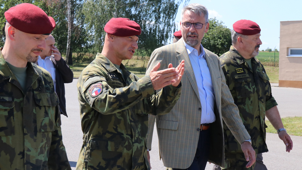 Ministr obrany navštívil Těchonín a Mladkov, poté zamířil k výsadkářům do Chrudimi