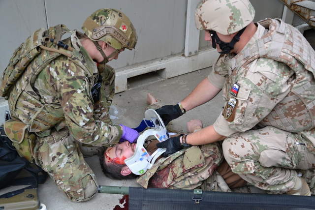 První pomoc na místě incidentu zajišťují medici. 