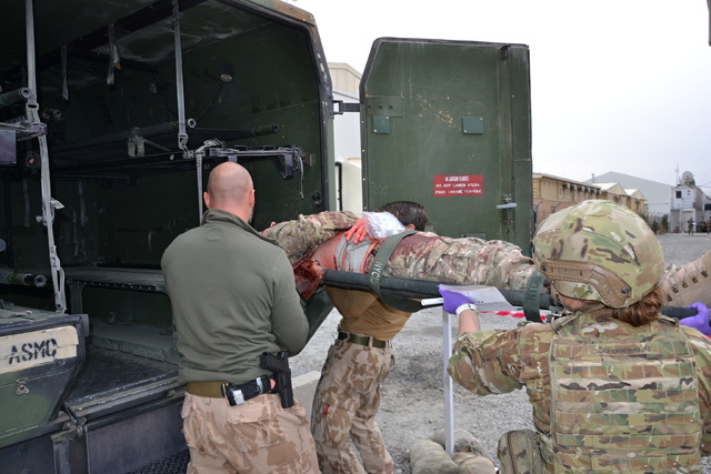 Po primárním ošetření následuje urychlený transport do nemocnice.
