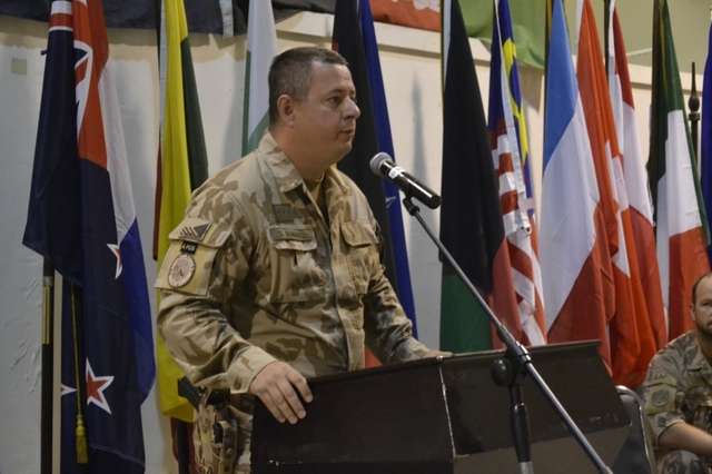 Plukovník Schnábel promlouvá k nastoupeným jednotkám 