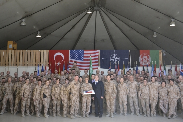 Příslušníci obou úkolových uskupení na spol. fotografii                        