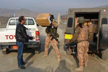 Čeští vojáci předali humanitární pomoc afghánským zdravotníkům