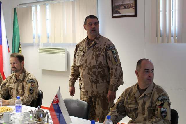Velitel 12. Úkolového uskupení AČR plukovník Lafek, který slovenské hosty přivítal