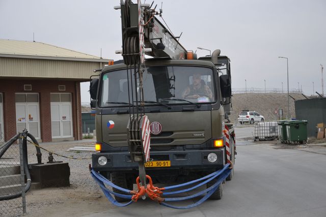 Jeřáb AD 20 určený pro složení kontejneru