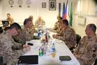 Velení 12. úkolového uskupení při diskuzi se slovenskými hosty