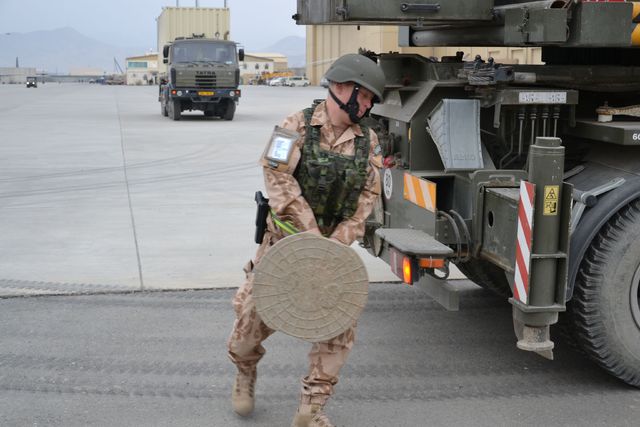 Fyzicky náročná stabilizace jeřábu nutná pro složení kontejneru