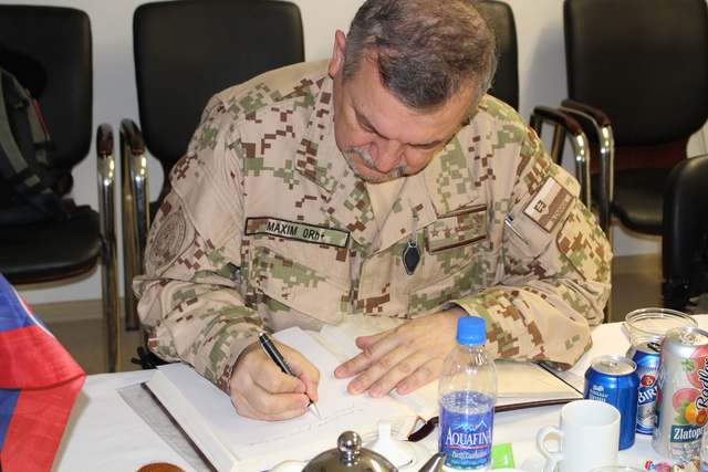 Náčelník Generálního štábu Ozbrojených sil SR při zápisu do kroniky úkolového uskupení