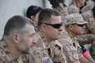 Velitel 11. úkolového uskupení AČR v misi Resolute Support plukovník David Schnábel sleduje boj o vítězství
