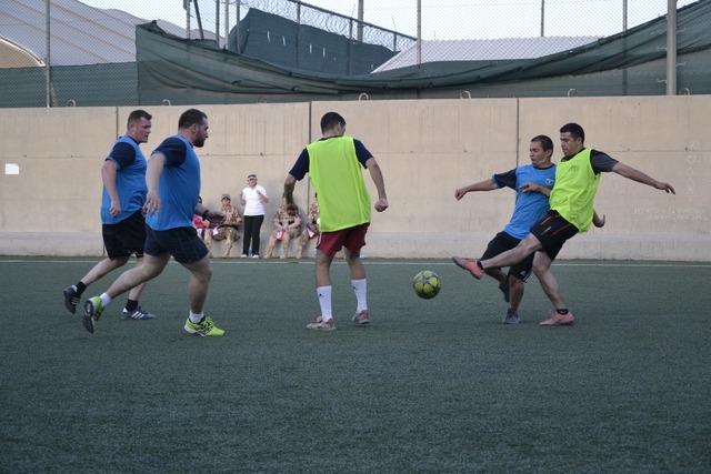 Usilovný boj o míč