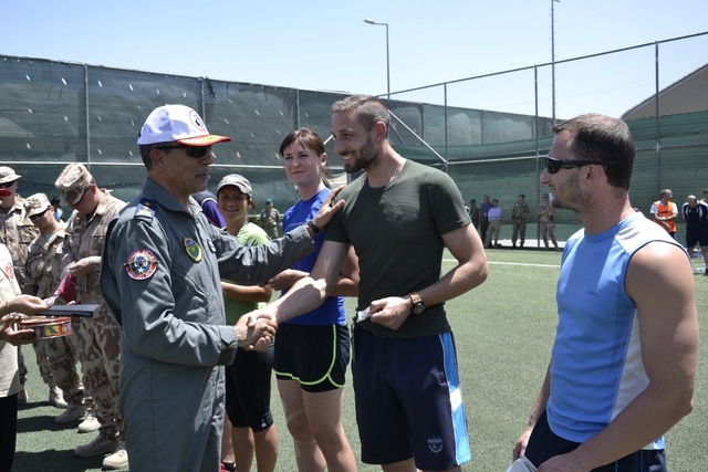 Generál Mehmet Cahit Bakir gratuluje českému týmu