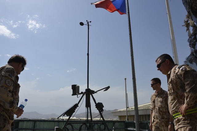 mjr. Rostislav M. předvádí automatickou meteorologickou stanici TACMET