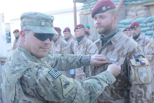 Americké velení TF Bulldok ocenilo podíl vojáků 8. jednotky PRT v operaci odznakem Combat Action  Badge 2