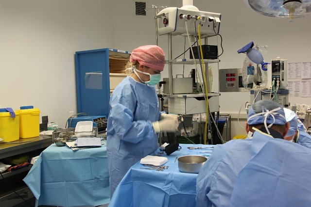 Činnost na operačním sále v průběhu operace při reálném zásahu