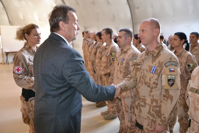 Dekorování příslušníků 11.ÚU AČR RS