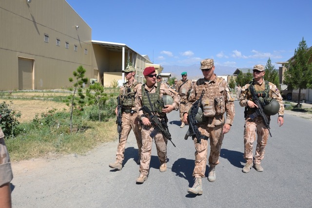 major Miroslav Š. doprovází velitele 11.ÚU AČR RS plukovníka Davida Schnábela 