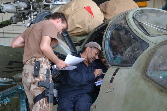 nadrotmistr Michal Š. dohlíží na údržbu a odstraňování závad na vrtulníku