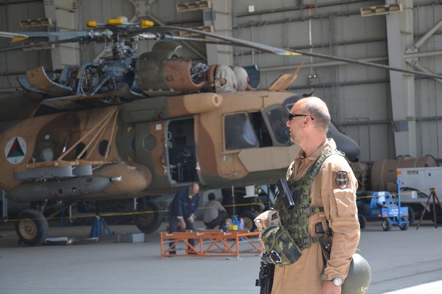 major Ivo Pacovský při kontrole příslušníků 15. jednotky AAT