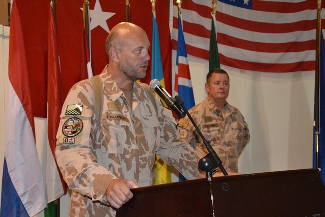 Mjr. Ivo Pacovský při svém závěrečném proslovu k jednotce