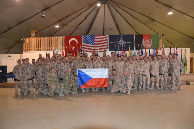 Společná fotografie příslušníků 15. a 16 jednotky AAT