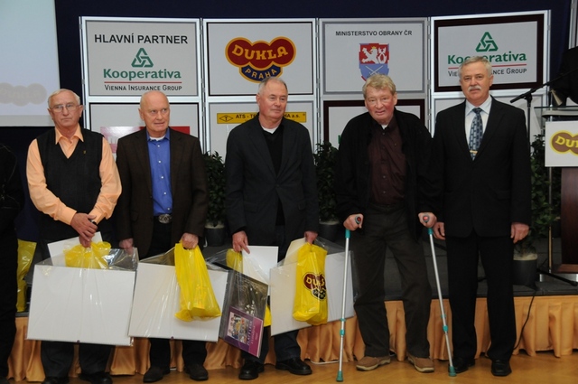 Hokejisté Dukly Jihlava - Hrbatý, Vorlíček, Křížek, Holík a předávající darů Tulis