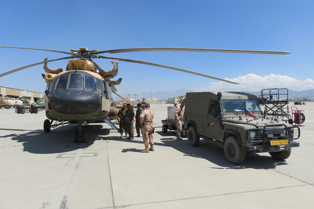 Spolupráce členů AAT s příslušníky Afghánských vzdušných sil při údržbě vrtulníku na ploše letiště v Kábulu