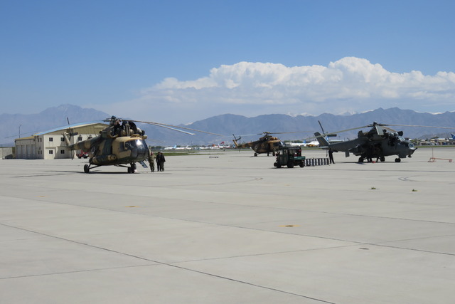 Vrtulníky na ploše kábulského letiště