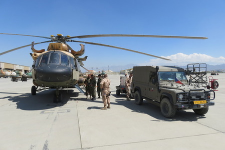 Do operací již létají afghánští vrtulníkáři sami