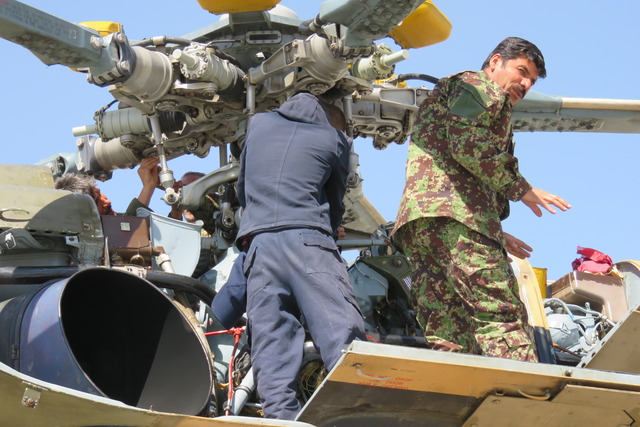 Afghánští technici při údržbě stroje