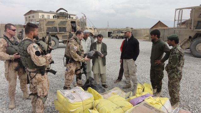 Zástupce velitele 5. strážní roty kapitán Luboš O. a velitel druhé čety 
poručík Miroslav S. na základně ANA