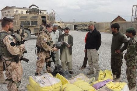 Afghánští vojáci obdrželi od českých kolegů zimní doplňky