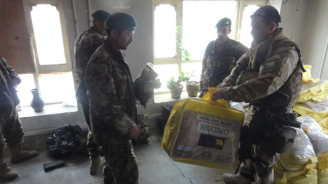 Předání pomoci konkrétním vojákům ANA