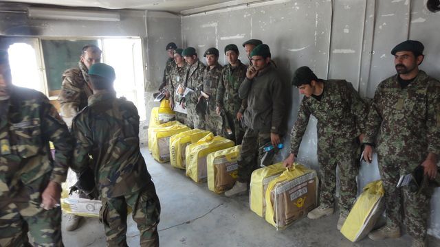 Afghánští vojáci obdrželi zimní přikrývku, rukavice, čepici, ponožky apod. 