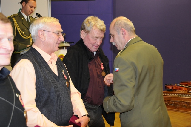 Pamětní odznak dostal od ředitele Dukly i Jaroslav Holík