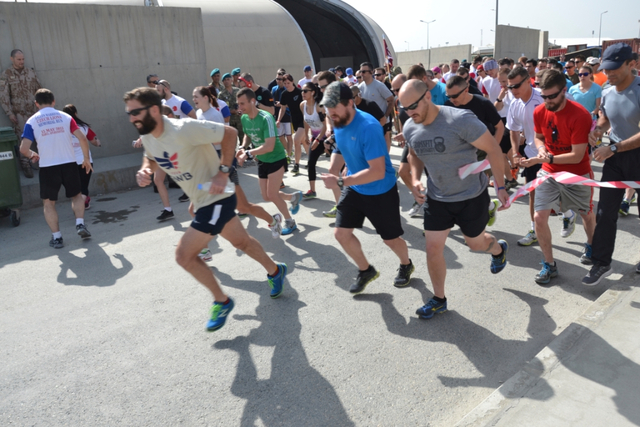Start vzpomínkového běhu a pochodu