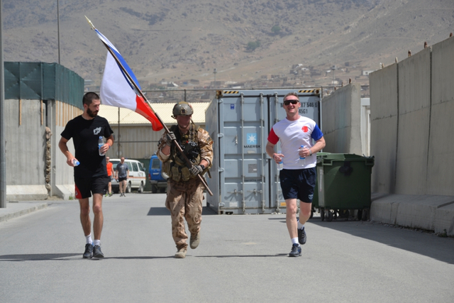 V plné polní s českou vlajkou