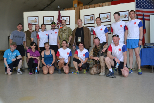 Velvyslanec Miroslav Kosek s prišlušníky vojenské nemocnice před zdí padlých