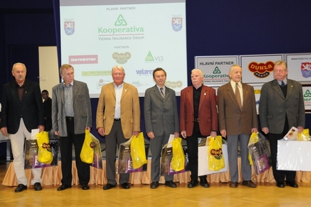 Veslaři Dukly Starosta a Laholík, kanoista Čtvrtečka, Jelínek a Fifka, plavci Pardírek a Novák