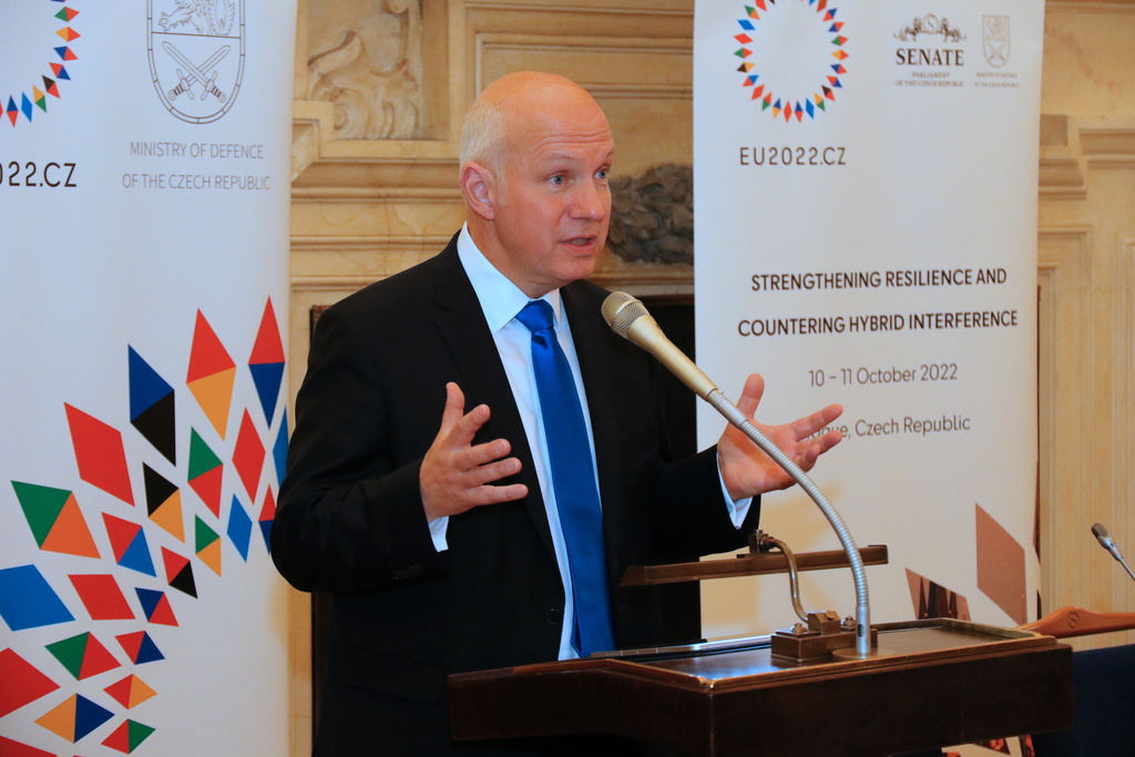 Předseda Výboru pro zahraniční věci, obranu a bezpečnost Senátu Parlamentu ČR Pavel Fischer na zahájení konference Posilování odolnosti a čelení hybridnímu působení