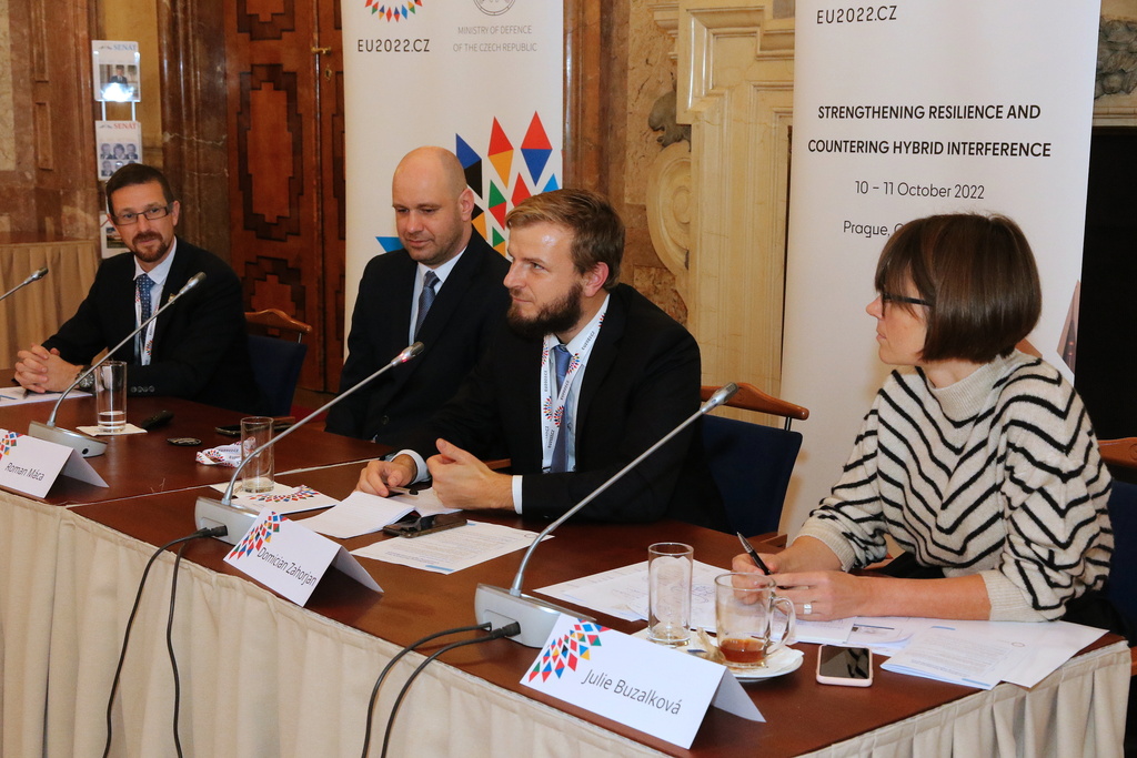 Třetí panel konference týkající se dopadů hybridního působení na vnitřní bezpečnost