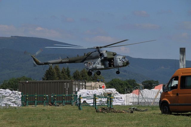 Zásah proti teroristům, kteří napadli základnu, vrtulník přiváží výsadkáře