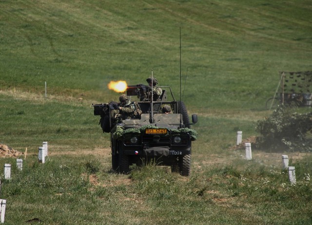 Proti teroristům zasahují chrudimští výsadkáři ve vozidle LRD-130 Kajman
