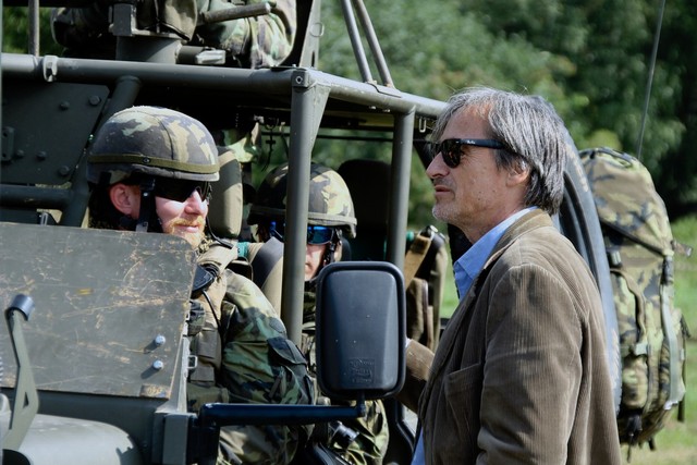 Při prohlídce areálu Cihelny se ministr potkal s chrudimskými výsadkáři