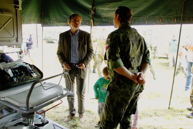 V polní nemocnici se ministr Stropnický zajímal o zdravotnické vybavení